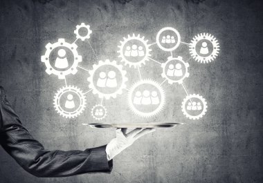 Net bağlantı kavramı metal tepside sunulması uşak el