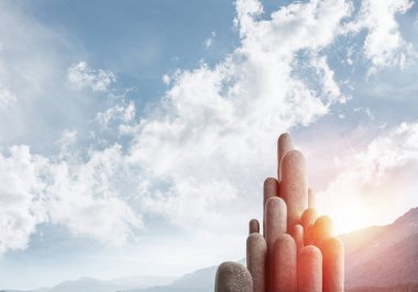 Açık havada, arka planda güzel manzaralı yüksek ve büyük taş sütunların görüntüsü. Duvar kağıdı, telif alanı olan arkaplan.