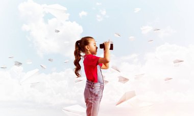 Gökyüzü arka plan hakkında geleceği görmenin karşı tulum, küçük şirin kız