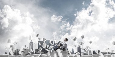 İş adamı uzak belgeler kağıtları Clear sky ile arka plan üzerinde uçan arasında yığını üzerinde otururken arıyorum. Karışık teknik.