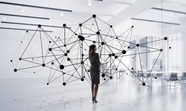 Modern ofis içi ve sosyal bağlantı kavramında zarif bir iş kadını. Karışık ortam