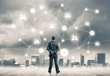 Modern şehir manzarası ve bağlantı konseptine bakan işadamlarının arka planı