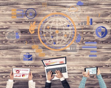 Ellerinde cihazlar bulunan üç kişilik bir grup iletişim ve ağ oluşturma sembolü olarak birlikte çalışıyor.