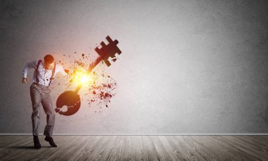Boş iç mekandaki azimli iş adamı yumruğun en önemli figürüyle kırılıyor.