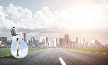 Ampul asfalt yolda içinde hapsolmuş genç iş kadını