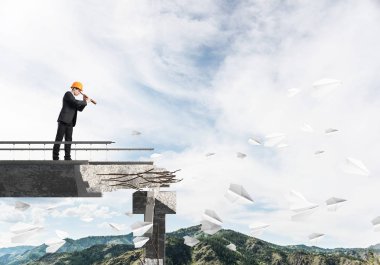 Takım elbise ve spyglass arka planda gökyüzü ve Doğa Manzaralı kırık köprüde kağıt uçak uçan arasında duran kask mühendislik. 3D render.