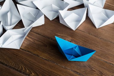 Tahta masadaki origami tekneleri.