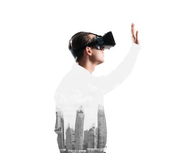 Sanal gerçeklik kulaklığı olan genç bir adam ya da şehrin arka planında 3 boyutlu gözlüklü.