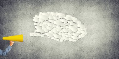 Duyuru kağıt trompet yapma adamın kapatın