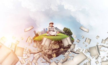 Genç küçük çocuk gözleri kapalı ve Kitaplar ile bulutlu gökyüzü arka plan üzerinde uçan arasında ada uçan üzerinde meditasyon sırasında konsantre seyir tutmak. 3D render.