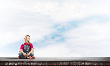 Çatı inşaat ve kamera seyir üzerinde oturan sevimli kız