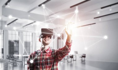 Sanal gerçeklik kulaklık veya bağlantı arka plan üzerinde 3d gözlük ile genç adam. Karışık teknik