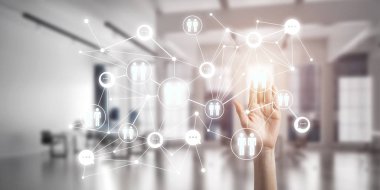 Ekranda iş kadını el ele tutuşması konseptini kapat