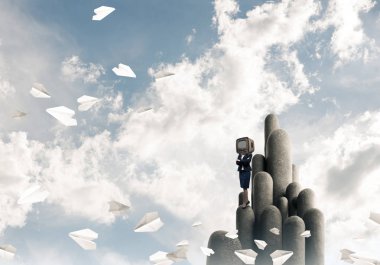 Duran üst kısmında taş sütunlar arasında kağıt uçaklar güzel manzara ile arka plan üzerinde uçan iş kadını kıyafetli kafa silah tutmak yerine eski bir Tv ile geçti. 3D render.