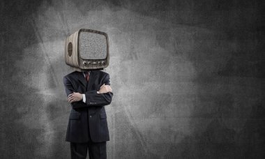 Arka plan üzerinde duran gri karanlık Duvar ile boş oda içinde iş başına silah tutmak yerine eski Tv ile takım elbiseli adamı geçti.