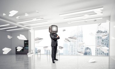 İş başına silah tutmak yerine eski bir Tv ile takım elbiseli adamı dururken kağıt uçaklar ofis binası içinde uçan arasında geçti. 3D render.