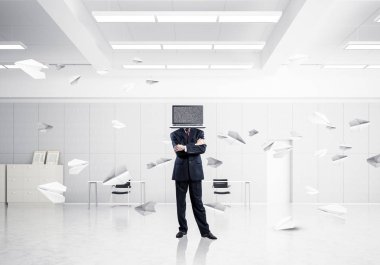 İş dizüstü bilgisayar kafasına silah tutmak yerine ile takım elbiseli adamı dururken kağıt uçaklar ofis binası içinde uçan arasında geçti. 3D render.