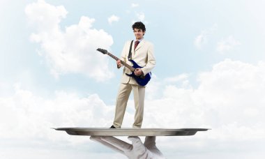 Gitar çalan garsonun eli sunar.