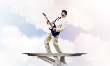 Gitar çalan garsonun eli sunar.