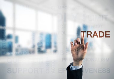 İş kadını elinin parmaklarıyla dokunarak iş dünyasına ait kavramsal sözcüklere yakınlaşması