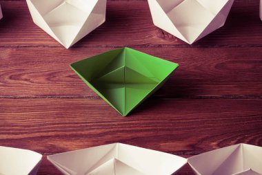 Tahta masadaki origami tekneleri.