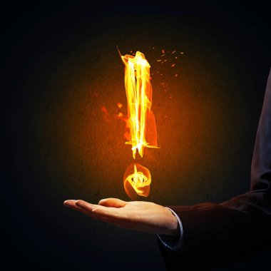 İçinde palmiye koyu arka plan üzerinde parlayan ünlem işareti simgesi