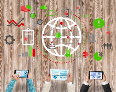 Ellerinde cihazlar bulunan üç kişilik bir grup iletişim ve ağ oluşturma sembolü olarak birlikte çalışıyor.