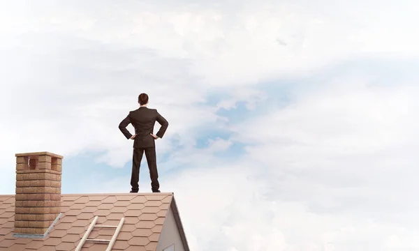 Junger Entschlossener Geschäftsmann Der Mit Dem Rücken Zum Hausdach Steht — Stockfoto