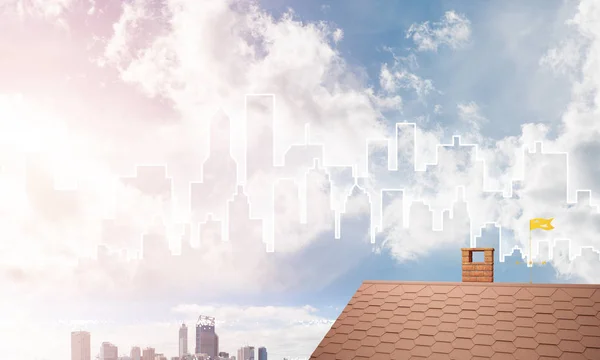 レンガ造りの家の屋根と背景の近代的な街並み — ストック写真
