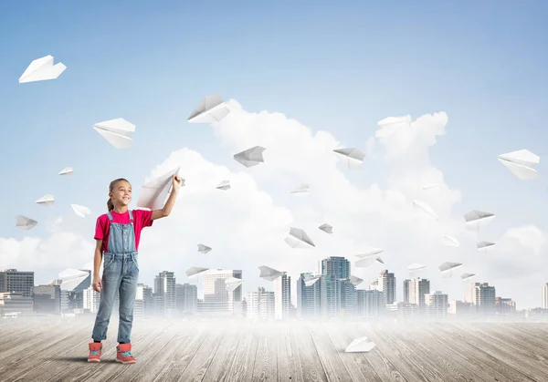 Menina Bonito Stand Criança Chão Madeira Aviões Papel Voando Redor — Fotografia de Stock