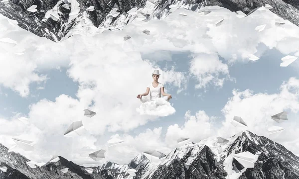 年轻女子在飞行的纸飞机之间和两个自然世界之间冥想云的时候 闭着眼睛 聚精会神地看着 — 图库照片