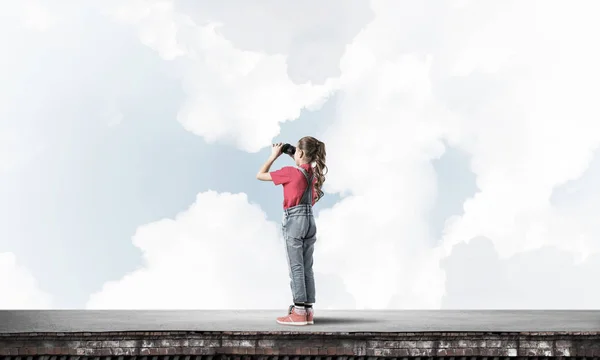 Roztomilé Dívka Školního Věku Střeše Budovy Při Pohledu Dalekohledu — Stock fotografie