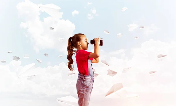 Niña Linda Overoles Contra Fondo Del Cielo Soñando Con Futuro —  Fotos de Stock