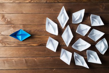 Tahta masadaki origami tekneleri.