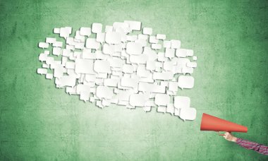 Bir kadının kâğıt borazanla anons yapması.