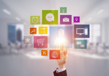 İşkadını dokunmatik renkli medya kullanıcı paneli ekranda el