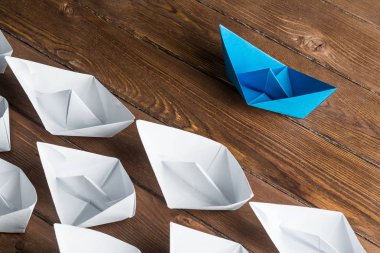 Tahta masadaki origami tekneleri.