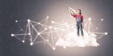 Sosyal bağlantı kavramı sunulması bulut üzerinde sevimli gülümseyen çocuk kız
