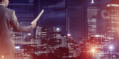 Sanal panel arayüzüne karşı iş adamının arka görünümü belgeleri elinde tutuyor