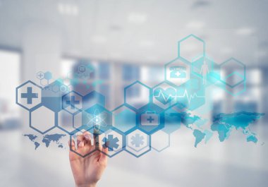 Kadın eli tıp konseptiyle medya ekranının simgesine dokunuyor