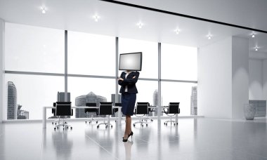 İş kadını kafasına silah tutmak yerine TV elbiseli duran ofis binası içinde geçti. 3D render.