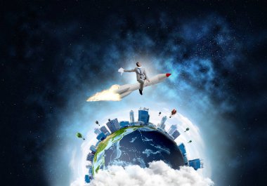 Arka plan üzerine açık alan ve dünya ile roket üzerinde uçan takım elbiseli genç işadamı kavramsal görüntü. Bu görüntü unsurları Nasa tarafından döşenmiştir.