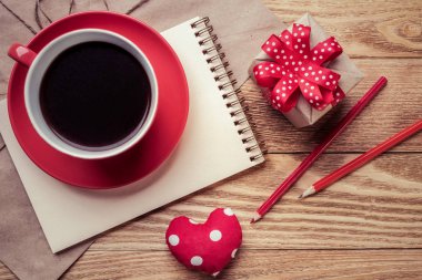Boş not defteri kahve Kupası ve sevgi kalpleri ahşap tablo