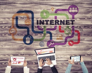 Ellerinde cihazlar bulunan üç kişilik bir grup iletişim ve ağ oluşturma sembolü olarak birlikte çalışıyor.