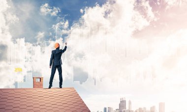 Mühendis, evinin çatısına geri döndü ve şehri çiziyor. Karışık ortam