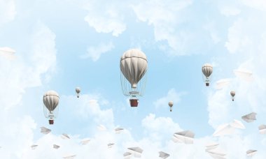 Renkli aerostats kağıt uçaklar arasında ve mavi bulutlu gökyüzü üzerinde uçan. 3D render.