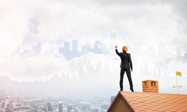 Mühendis, evinin çatısına geri döndü ve şehri çiziyor. Karışık ortam