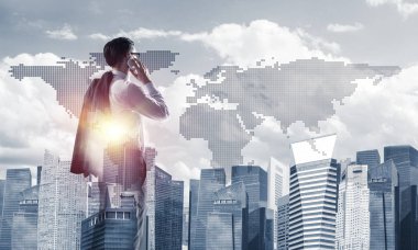 Zarif iş adamının arkası dönük ve cep telefonuyla konuşurken iki kez görüntülenmesi.