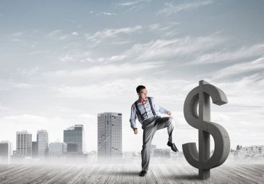 Öfkeli genç işadamı tekme taşı sembolüyle kaza yapacak.