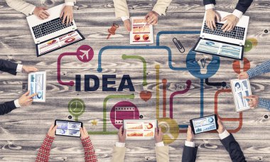 Ellerinde cihazlar bulunan bir grup insan, iletişim ve ağın sembolü olarak birlikte çalışıyor.